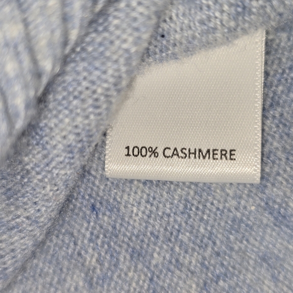 Cremieux Luxury Cashmere Light Blue V-Neck Swester Women's Size Medium - Picture 7 of 8